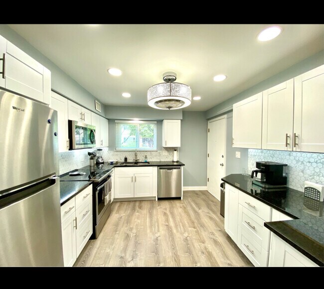 Building Photo - 904 S Plum Grove Rd