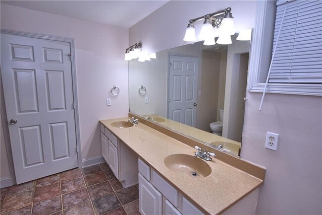 Building Photo - 417 10th St NE