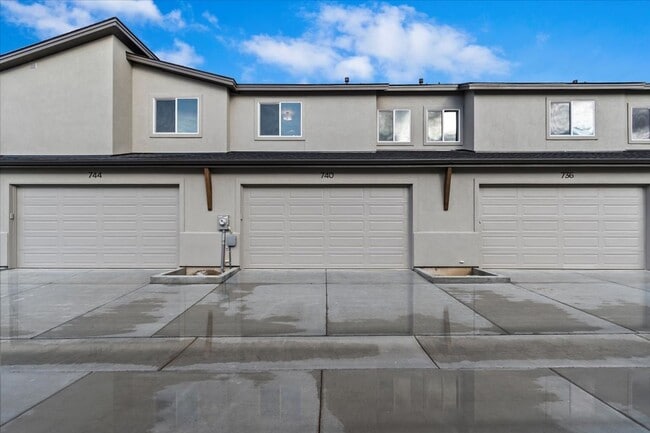 Building Photo - Brand New 3 Bed 2.5 Bath Townhouse With Many Amenities