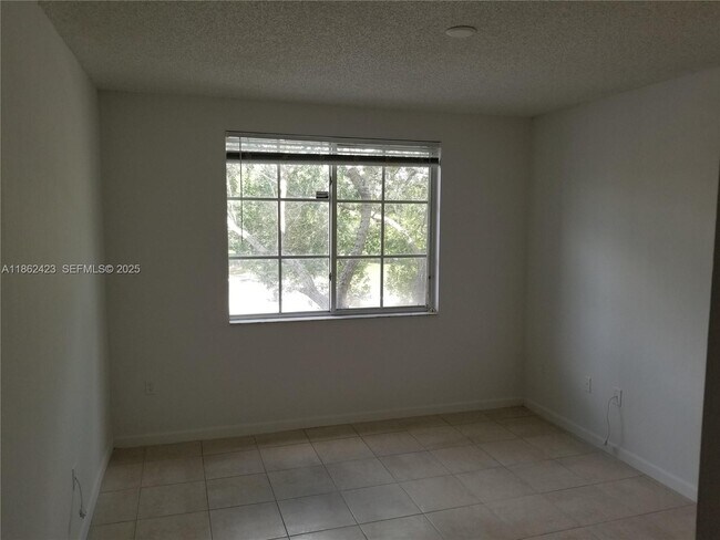 Building Photo - 8070 N Nob Hill Rd