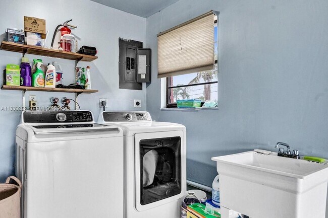 Building Photo - 208 SW 2nd Ave