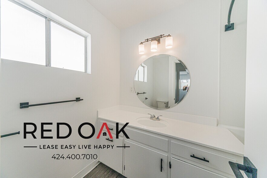 Building Photo - 1051 N Gardner St