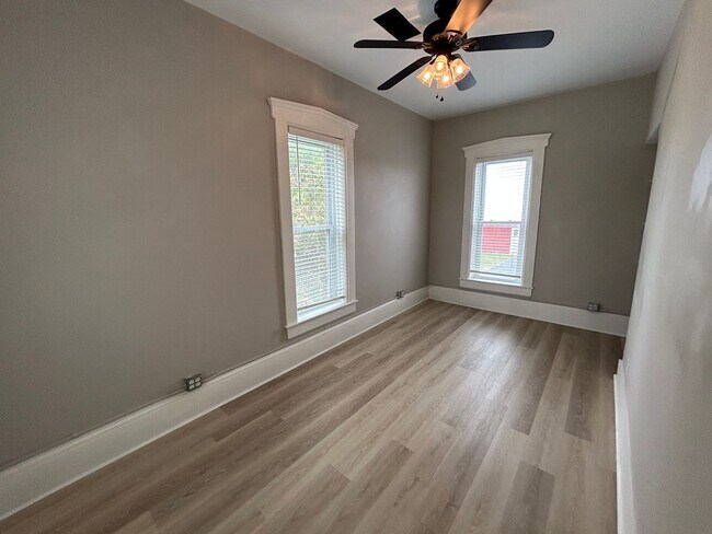 Building Photo - 4 Bedroom 2 Bathroom