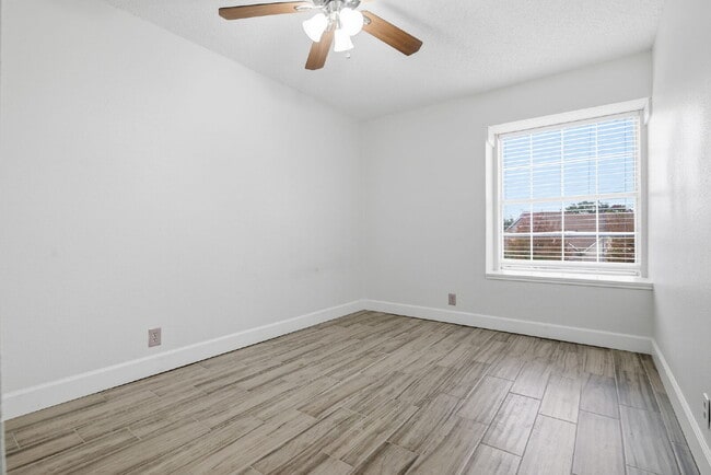 Building Photo - Modern Living Near UTSA/USAA: Quiet Cul-de-Sac with BONUS Space