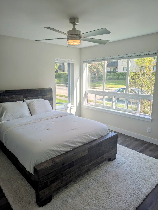 Building Photo - 957 W 12th Ave