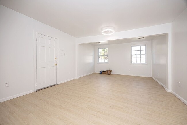 Building Photo - ADORABLE HOME FOR RENT