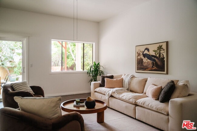 Building Photo - 728 Montecito Dr
