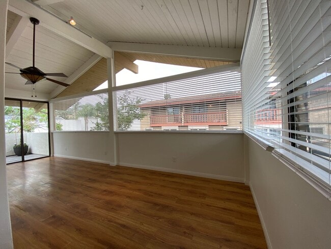 Building Photo - Lovely 2Bedroom, 2 Bathroom Condo!