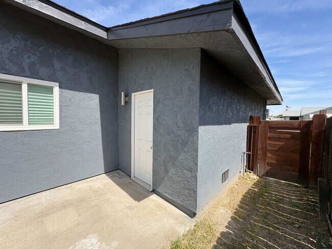 Building Photo - Solar equipped Lemoore home Available Now!