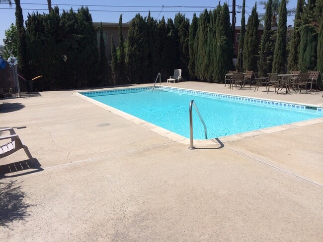 Building Photo - Decker Townhome