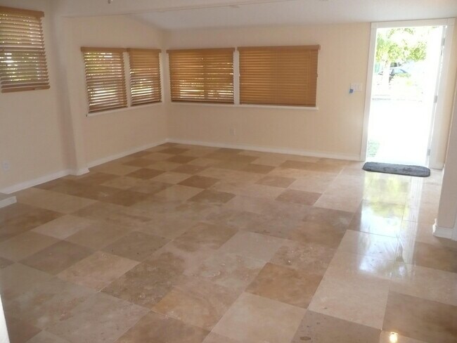 Building Photo - 525 24th Ave N