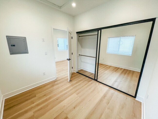 Building Photo - 204 18th St