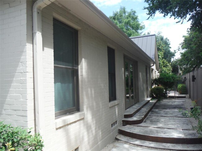 Building Photo - 1210 Marshall Ln