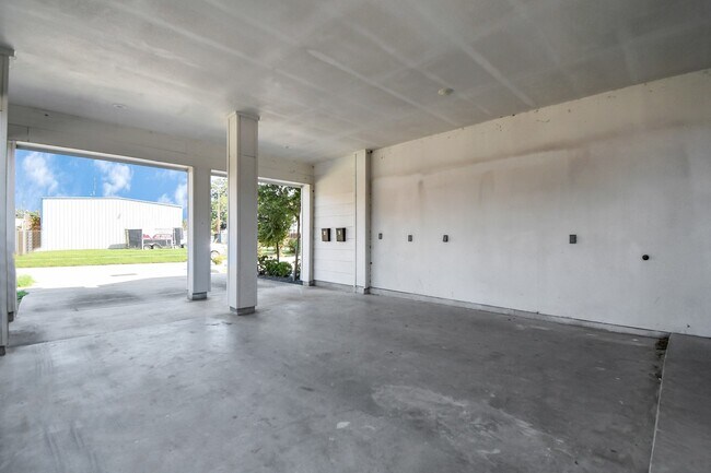 Building Photo - 732 W 22nd St