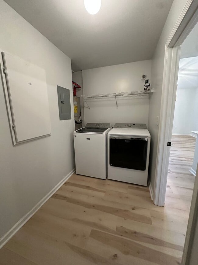 Building Photo - Spacious 2 Bedroom Luxury Condo with Pool Access – Wilmington, NC