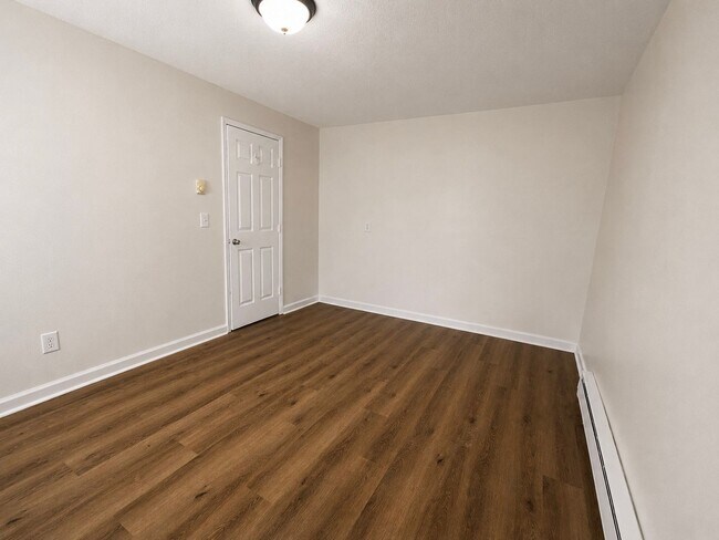 Building Photo - 4 Bed 2 Bath Townhouse for Rent in Rome, NY
