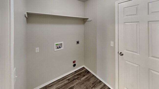 Building Photo - Very Nice 3 Bedroom House in Yukon Schools