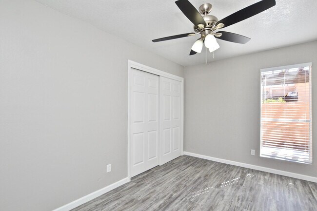 Building Photo - 645 N Arrowhead Dr