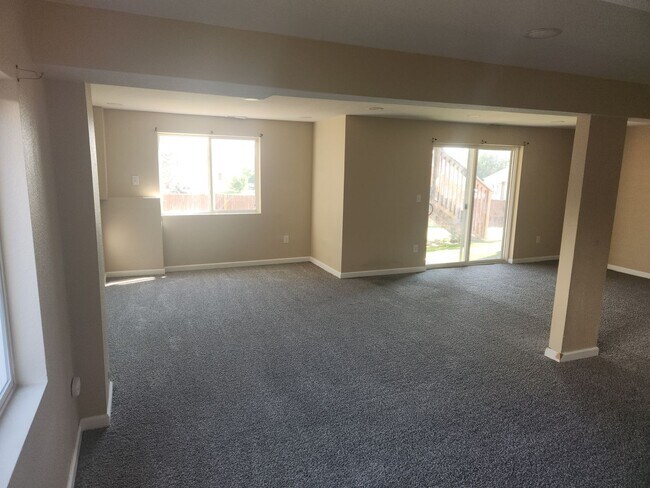Building Photo - 8179 Meadowcrest Dr