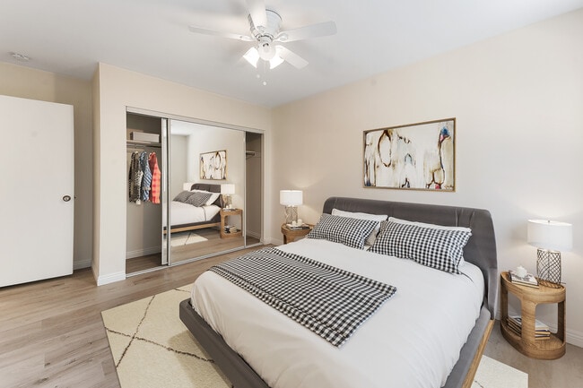 Building Photo - 5541 Bellaire Ave