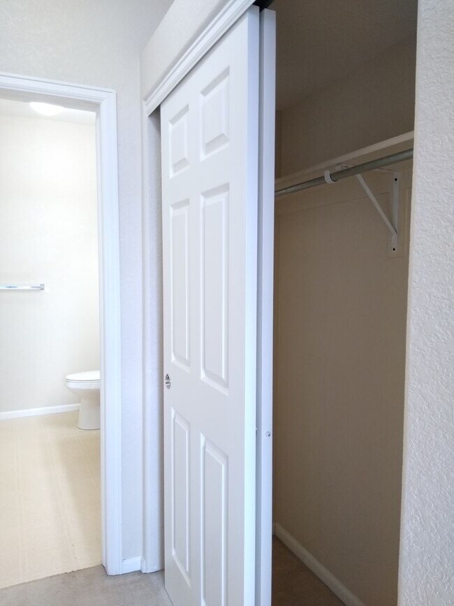 Building Photo - Super Fly 1 Bedroom with Large Study, 1 1/2 Bathrooms, Balcony, Reserved Parking AVAILABLE NOW