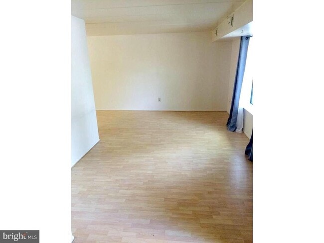 Building Photo - 207 Village Walk