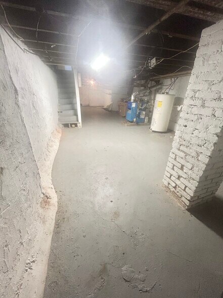 Building Photo - 1209 W 9th St