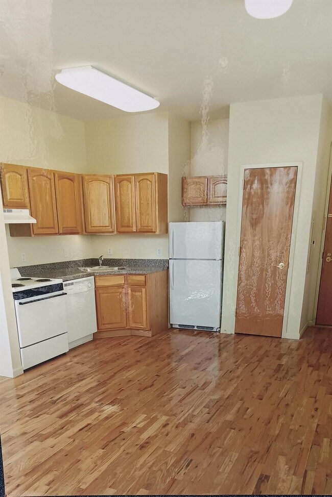 Building Photo - 143 E State St