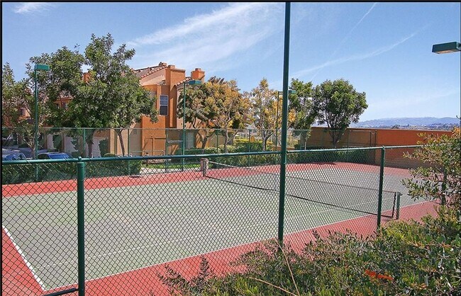 Building Photo - Beautiful 2 Story, 2 Bedroom plus Large Loft Condo in Aliso Viejo