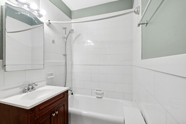 Building Photo - 1205 W Sherwin Ave