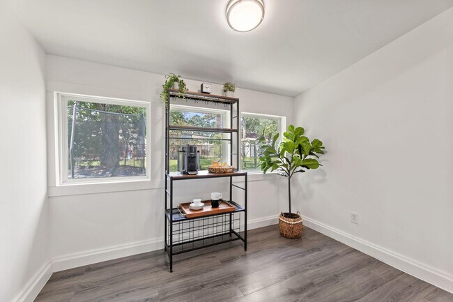 Building Photo - 1010 Long St