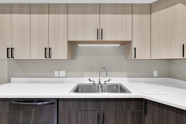 Building Photo - Live in Luxury! Stunning 1-Bedroom Apartment in Downtown Champaign