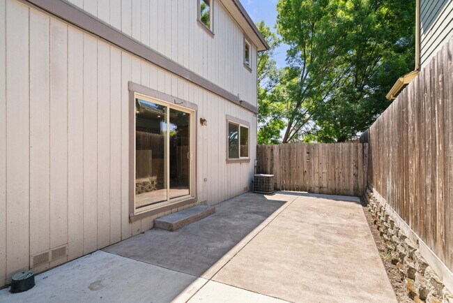 Building Photo - 608 Shadow Way