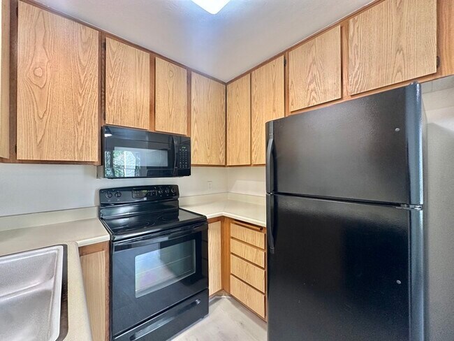 Building Photo - Indulge in coastal living in this beautiful 2bd 1ba Condo located in La Jolla area close to UCSD!