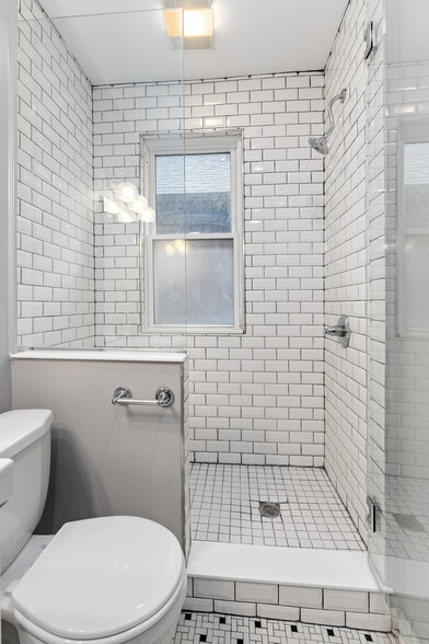 Building Photo - 310 Hendrie St