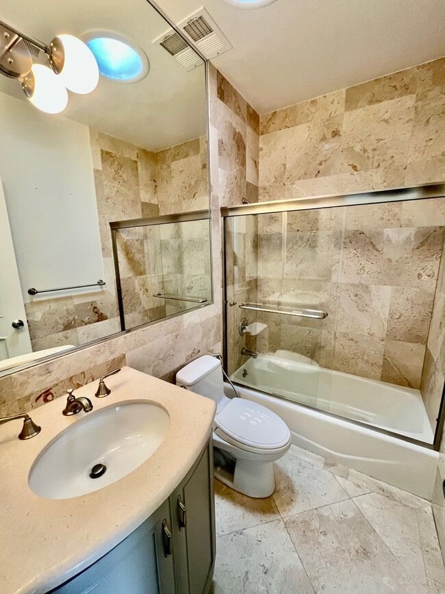 Building Photo - SPECTACULAR, TOP FLOOR 2 BED/2 BATH MISSIO...