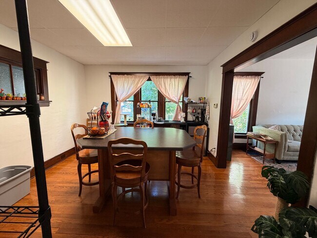 Building Photo - Charming Four Bedroom Home on SE Side!