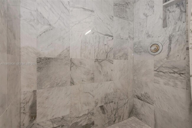 Building Photo - 1041 Hillsboro Mile