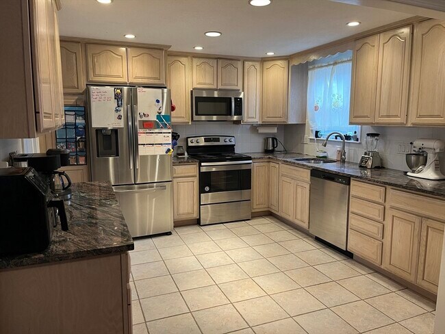 Building Photo - 60 Greenleaf Cir