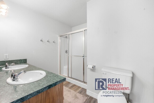 Building Photo - 4 bedroom 3 bathroom - 2 car garage -This is a must see home!