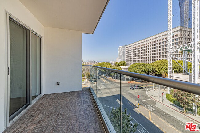 Building Photo - 702 Serrano Ave