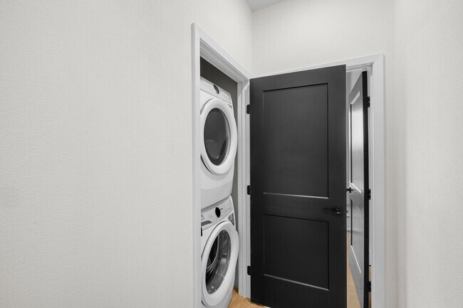 Building Photo - 4Bed/4Bath - Fully Furnished Townhome Avai...