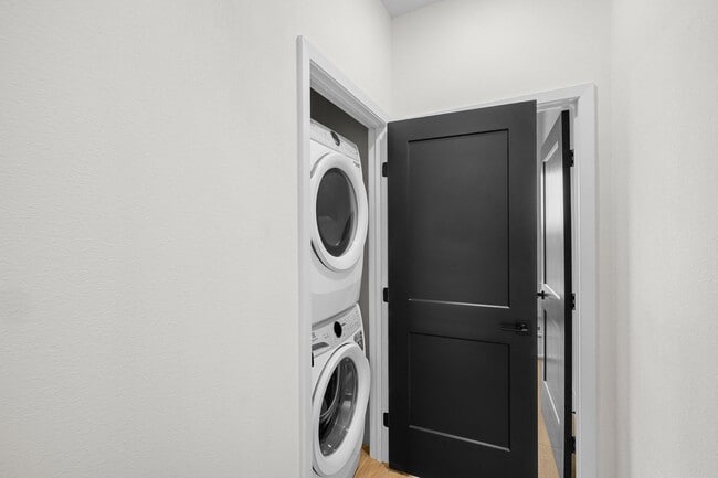 Building Photo - BRAND NEW 4 Bed/4 Bath Townhome Available for August Pre-Lease!