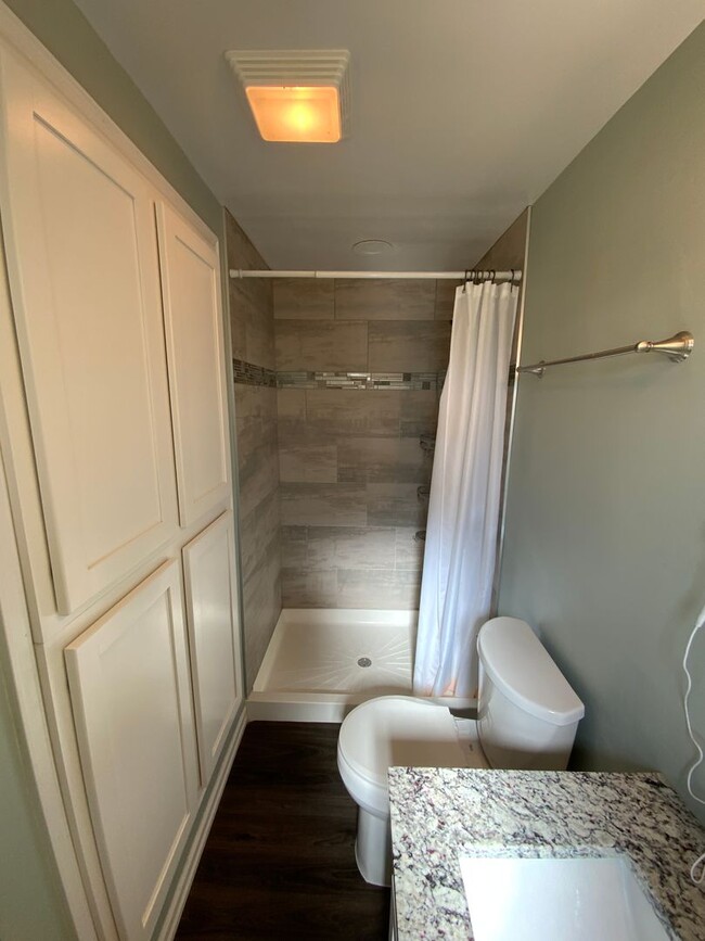 Building Photo - 3 Bedroom Updated Single Story Home Availa...