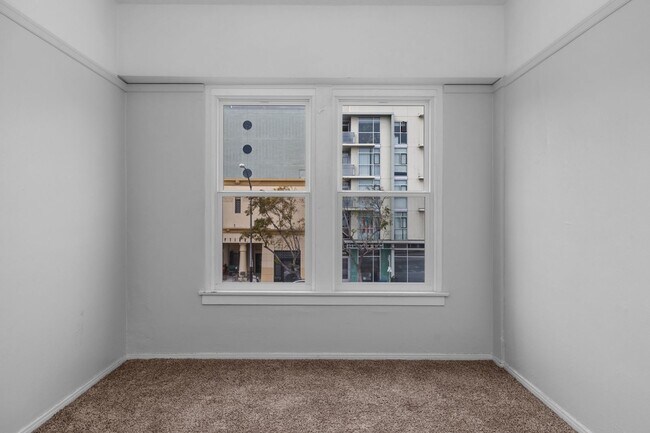 Building Photo - Lovely Hillcrest One bedroom apartment