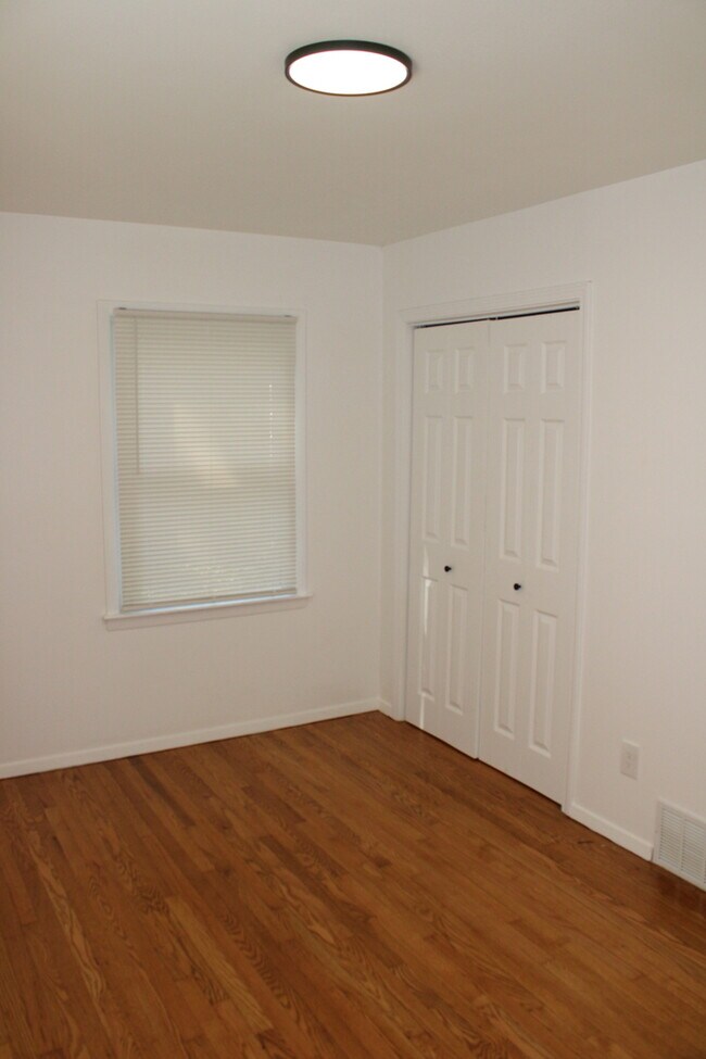 Building Photo - 4bed 2 full bath in Independence off Truma...