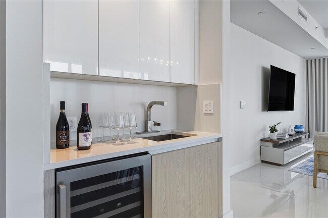 Building Photo - 3100 N Ocean Dr