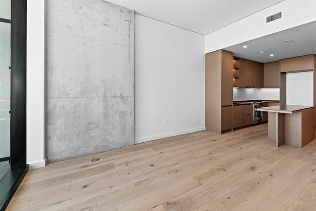 Building Photo - 610 Davis St