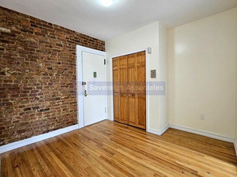 Building Photo - 707 W 171st St