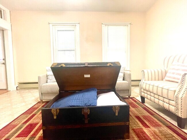 Home Sleeps up to 8 people - 107 Clinton St